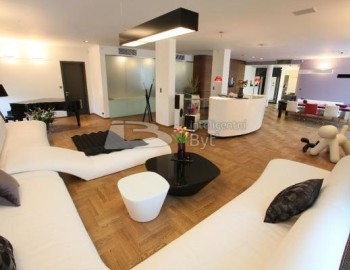 Řídicí systém a vizualizace luxusního mezonetového bytu v Praze Dejvicích