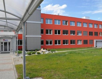 Měřicí a testovací pracoviště solárních panelů firmy Regulus