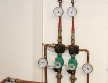 Řízení systému vytápění dvou nezávislých objektů z akumulační kotelny s kotlem na dřevoplyn