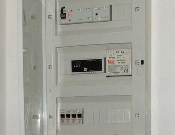 Řízení systému vytápění dvou nezávislých objektů z akumulační kotelny s kotlem na dřevoplyn