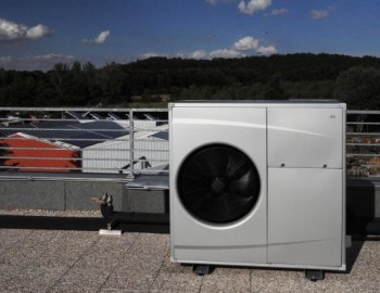 Měřicí a testovací pracoviště solárních panelů firmy Regulus