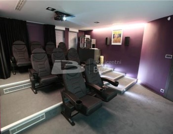 Řídicí systém a vizualizace luxusního mezonetového bytu v Praze Dejvicích