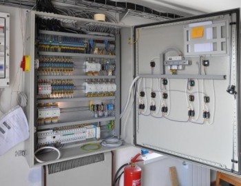 Měřicí a testovací pracoviště solárních panelů firmy Regulus