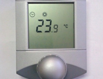 Měření, regulace a řízení vytápění, klimatizace a vzduchotechniky budovy se střešním bytem - Pardubice, Česká republika