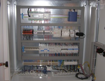 Systém řízení a vizualizace vícezdrojového vytápění rodinného domu ve Třtí