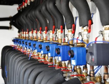 Měřicí a testovací pracoviště solárních panelů firmy Regulus