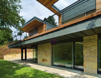 Řídicí systém luxusního inteligentního rodinného domu v Brně